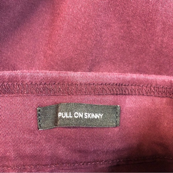 Nine West Women’s Pull On Pant Back Patch Pockets Denim Look Burgundy - Picture 6 of 9